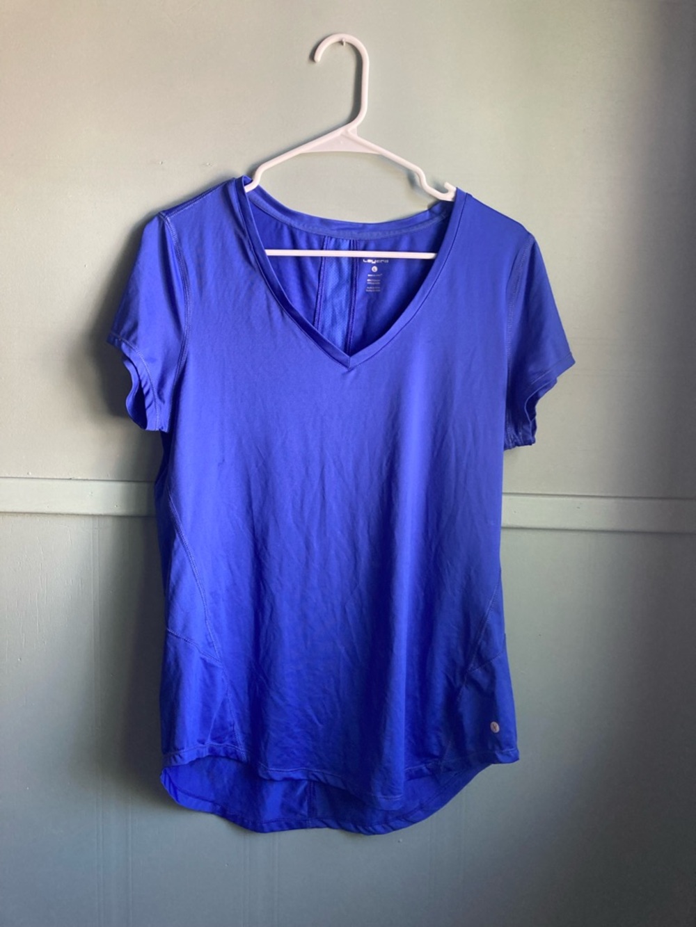 Layer 8 V-Neck Short Sleeve Tee in Bright Blue Women’s Large